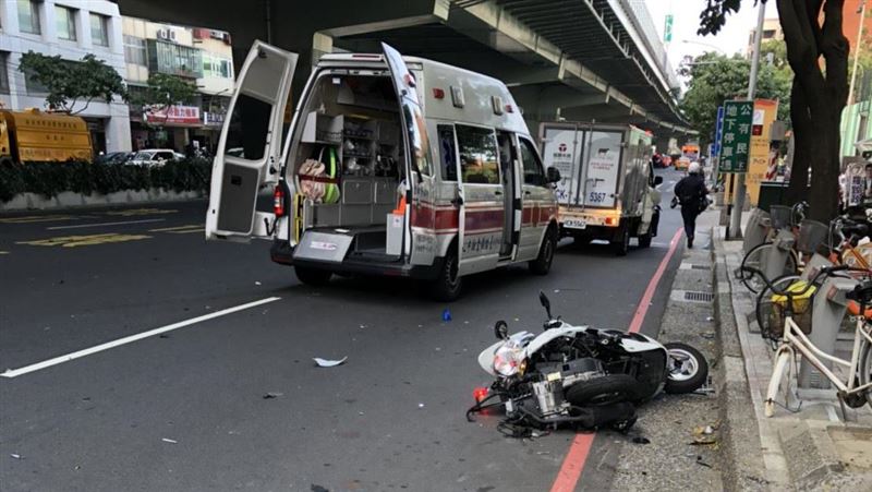 警鳴笛遭貨車撞飛骨折　驚悚畫面曝光