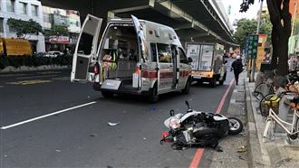 警鳴笛遭貨車撞飛骨折　驚悚畫面曝光