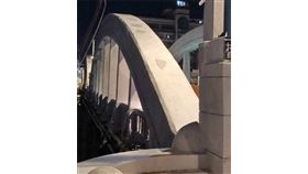 LG
三峽拱橋修復　盼春節前完工通行
1933年完工啟用的三峽拱橋為新北市定古蹟，因橋墩裸
露，橋柱、橋梁出現裂縫、混凝土剝落鋼筋外露等展開
修復；三峽區公所8日表示，工程儘速趕在19日農曆春
節前通行，以利採買年貨與當地交通。
（民眾提供）
中央社記者黃旭昇新北傳真　109年1月8日