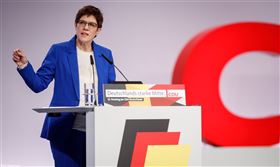 德國國防部長克朗普凱倫鮑爾譴責伊朗的飛彈攻擊，並呼籲德黑蘭中止衝突「螺旋」。（圖取自twitter.com/akk/media）