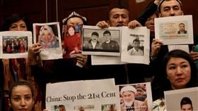 美發布報告：中國在新疆作為構成違反人道罪美國國會及行政部門中國問題委員會（CECC）8日公布2019年中國報告，指中國在新疆的作為已構成「違反人道罪」。報告發表會上多名維吾爾族人高舉遭拘禁的家人照片，盼獲得外界關注。中央社記者徐薇婷華盛頓攝　109年1月9日