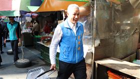 澎湖馬公市公所提供購物車免費借（1）澎湖縣馬公市公所8日起提供民眾購物車免費借用服務，讓市民年節採買逛市場更輕鬆，市長葉竹林也親自體驗這項便利服務。中央社  109年1月8日