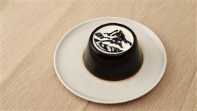 富春山居圖成仙草凍  奶精流轉峰巒間故宮國寶「富春山居圖」在2名學生王蓓恩、劉家欣的創意發想下，成為具美學觀感的飲食體驗。仙草凍表面像是一幅未完成的立體國畫，而增添風味的奶精流動於峰巒起伏間。（故宮提供）中央社記者鄭景雯傳真  109年1月8日