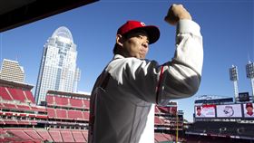 秋山翔吾穿上紅人球衣。（圖／路透社／達志影像）