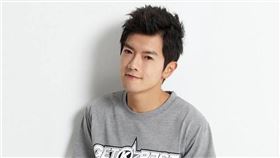 畢業於台大醫學系的模特兒包容任（圖）指台北市長柯文哲曾讓中國參訪團未穿隔離衣進加護病房，民眾黨聲明絕無此事，包容任於PTT繼續反駁，雙方隔空交火。（圖取自facebook.com/baurrbaurr）