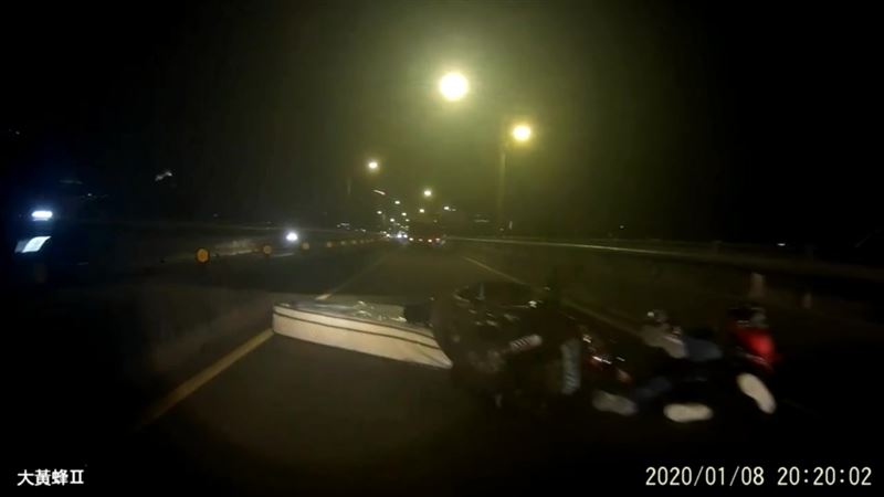床墊噴飛墜橋面　害無辜兄妹輾過慘摔