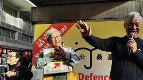 1208民陣遊行　陳日君朱耀明為示威者打氣民陣8日舉行「國際人權日遊行」。圖為天主教香港教區榮休主教陳日君樞機（左）和「佔中三子」之一的朱耀明牧師（右），在遊行途經的灣仔擺街站，並合唱「願榮光歸香港」，鼓勵示威者。中央社記者張謙香港攝　108年12月8日