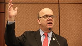 美眾議員：台灣將效法香港 透過選舉對北京說不美國國會及行政部門中國問題委員會（CECC）8日發布2019年年度中國報告，由CECC主席、民主黨籍眾議員麥高文（圖）主持發表會。麥高文談及台灣大選時表示，香港近期選舉顯示，香港人民要的與北京政府給的非常不同，他預料台灣情況也會是如此。中央社記者徐薇婷華盛頓攝　109年1月9日