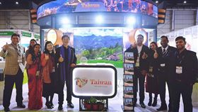 南亞旅展開幕  台灣館前貴賓合影觀光局駐新加坡辦事處主任林信任（左5）8日在印度北方省大諾伊達市參加南亞旅遊展暨旅遊交易會，並於台灣館與印度業者及工作人員合影。中央社記者康世人大諾伊達攝　109年1月8日