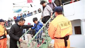 金門返鄉投票專船9日受理訂票金門縣政府8日表示，因應鄉親返鄉投票交通需求，交通部航港局將在10日晚間10時啟動專船，從台中開往金門，11日晚間9時由金門料羅碼頭返航台中港。9日上午9時開放訂票。圖為年節快輪疏運。（金門縣政府提供）中央社記者黃慧敏傳真　109年1月8日