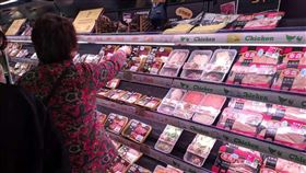 中國12月CPI年增4.5% 與11月持平非洲豬瘟疫情使中國豬肉供需嚴重失衡，CPI達8年新高。圖為中國民眾選購豬肉。中央社記者翟思嘉上海攝　109年1月9日