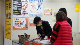 春節防疫不打烊  防堵非洲豬瘟（2）農曆春節即將來臨，各地機場為防止非洲豬瘟透過旅客攜帶的肉製品、春節禮盒、禮品等傳入國內，展開春節整備作業，檢疫人員8日在松山機場針對可疑手提行李加強檢查。中央社記者徐肇昌攝  109年1月8日