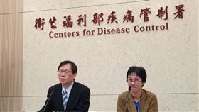 武漢肺炎初判新型冠狀病毒  評估人傳人能力較弱衛生福利部疾病管制署副署長莊人祥（左）9日在記者會表示，武漢不明原因肺炎，中國初步判定為新型冠狀病毒。防疫醫師黃婉婷（右）說，就已知訊息推斷，此波疫情可能是動物傳人，通常此類病毒人傳人能力較弱。中央社記者陳偉婷攝  109年1月9日