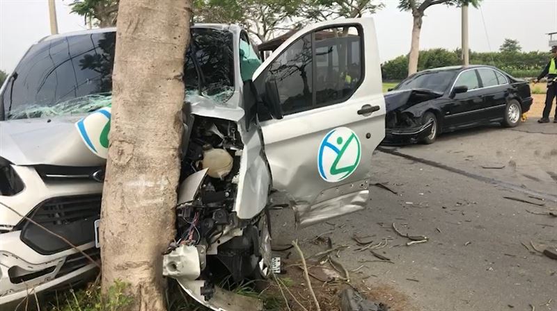 彰化復康巴士遭撞　全車老人1死4傷
