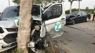 彰化復康巴士遭撞　全車老人1死4傷