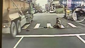 腳身分離　老翁遭輾　曳引車