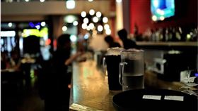 被所有人放鴿子！正妹酒吧一人苦等　店員吐「這句」暖哭網（圖／Pixabay）