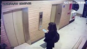 東吳大學蘇姓男大生上吊輕生身亡，林姓女友搭電梯最後身影（翻攝畫面）