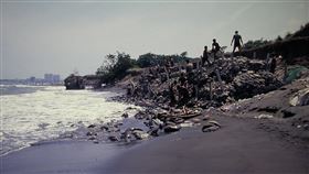 記錄台灣環境變遷　柯金源影像圖檔數位化紀錄片導演柯金源耗時12年將數十年拍攝台灣環境變遷的圖檔數位化，以深刻扎實的影像與社會對話。圖為2005年八里海岸侵蝕，記錄碉堡與砲台的變遷。（柯金源提供）中央社記者鄭景雯傳真　109年1月9日