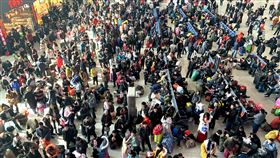 春運估達30億人次 中國官方：千方百計增加運力被稱為「地球上最大規模的人口遷徙」中國春節運輸（春運）即將登場。中國官方預估2020年春運將達30億人次。圖為2019年春運的福州火車站候車室。（中新社提供）中央社 108年12月19日　