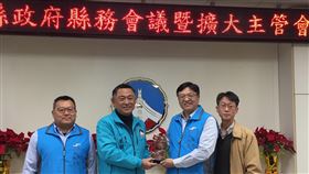 台灣好行金門線獲觀光局雙冠軍　楊鎮浯頒獎表揚台灣好行金門線勇奪觀光局2019年評比推動單位組及客運單位組雙冠軍，9日金門縣公共車船管理處長王垣坤（右2）率工作人員代表受獎，由金門縣長楊鎮浯（左2）頒獎表揚。中央社記者黃慧敏攝　109年1月9日