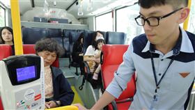 雙北公車刷卡新制遭溢扣　交通局籲加強司機訓練雙北公車1日起實施上下車皆刷卡新制，新北市截至8日共有27件溢扣投訴，有8件經查證確定遭溢扣，新北市交通局已請客運公司退還溢扣款，並加強司機訓練及更新自動分段、提醒分段等設備。（新北市交通局提供）中央社記者葉臻傳真　108年7月9日