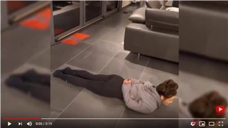 超狂柔軟度挑戰　趴地不靠雙手站起身