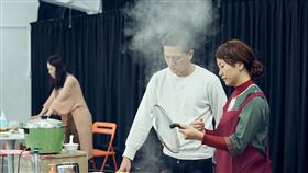 台南人劇團年夜飯  邀觀眾劇場裡圍爐台南人劇團駐團導演蔡志擎全新編導劇碼「年夜飯」9日起演出，演員將首次挑戰在實驗劇場舞台上開伙，得一邊表演還得一邊烹煮料理，帶給現場觀眾視覺、聽覺、嗅覺的三重饗宴。（台南人劇團提供）中央社記者鄭景雯傳真　109年1月9日