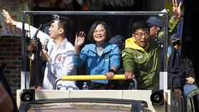 蔡總統陪同周江杰鄭朝方竹縣掃街總統蔡英文（中）9日陪同民進黨新竹縣第1選區立委候選人周江杰（右）、新竹縣第2選區立委候選人鄭朝方（左）車隊掃街拜票，沿途向民眾揮手，爭取支持。中央社記者郭宣(文三)攝　109年1月9日