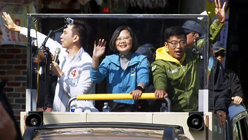 蔡總統竹縣輔選　支持者高舉英德勝利