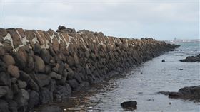 馬公雞母塢舊碼頭　傳統工法修建現風華（2）以玄武岩堆砌的雞母塢碼頭老舊破損，澎湖縣政府文化局23日以傳統工法重新進行修復，期讓舊碼頭風華再現，重現昔日景觀。中央社　108年11月23日