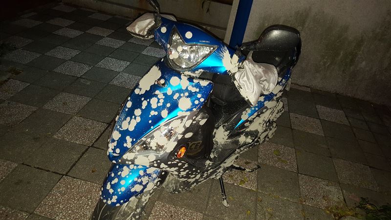 騎車慘遭灌漿噴濺　網驚：小鹿斑比？