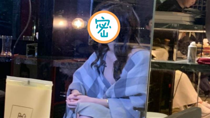 髮廊正妹露雪胸　網暴動：野生雞排妹