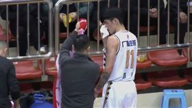 劉錚鼻血直流後直接退場。（圖／翻攝自YouTube）