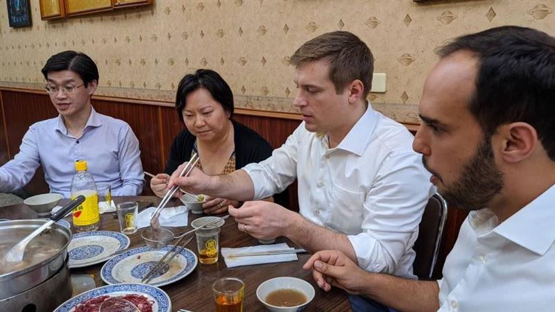 美食外交！美媒記者臣服台南牛肉爐