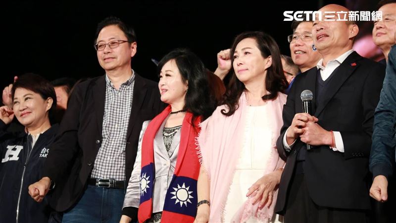 終於同台！韓國瑜、李佳芬凱道合體