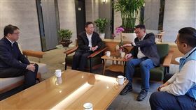 金門縣府爭取春節第4波加班機　華航加入支援金門縣政府9日表示，在縣長楊鎮浯（後右）和縣府團隊積極奔走下，成功爭取到春節台金航線第4波加班機，且中華航空將加入支援。（金門縣政府提供）中央社記者黃慧敏傳真　109年1月9日