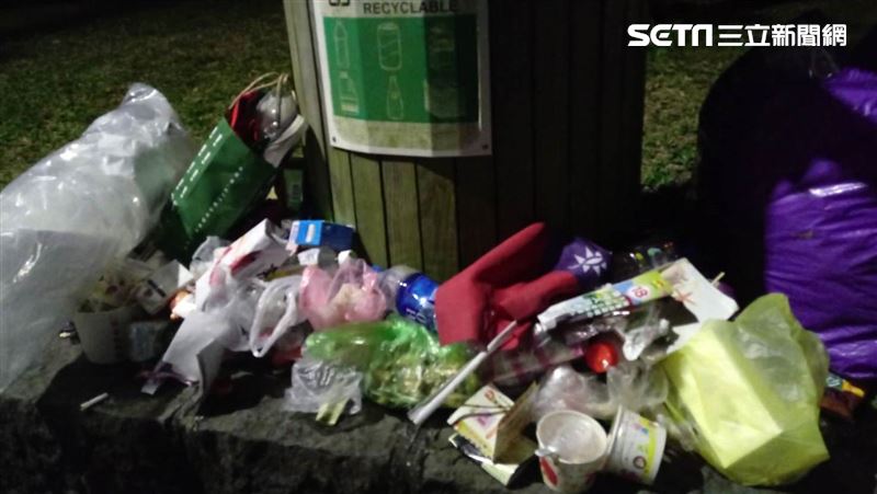 連國旗都丟！百萬韓粉離場滿地垃圾