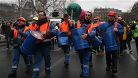 法國反年改遊行第四度動員 用音樂表達訴求法國各工會9日再度發起反退休制度改革遊行，全國至少有45萬人參加。巴黎有近6萬人上街，許多團體與工會透過音樂表達訴求，活絡遊行氣氛。中央社記者曾婷瑄巴黎攝　109年1月10日