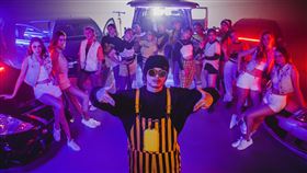 黃明志攜手金絲貓洋妞拍「過節老鼠」歌曲MV。（圖／亞洲通文創提供）