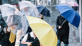 日本一項研究顯示，地球若持續暖化，經過日本附近的颱風行進速度將比現在慢約10%，拉長強風大雨影響時間。（示意圖／圖取自PAKUTASO圖庫）