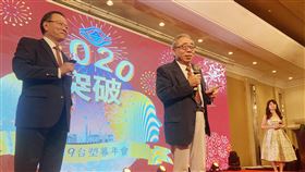 台塑集團暮年會展開　王文淵出席台塑集團暮年會9日展開，台塑打頭陣，集團總裁王文淵認為，今年國際情勢風險因素多，讓景氣走勢很難看得清楚。中央社記者潘羿菁攝　109年1月9日