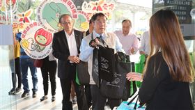 大選倒數　黃偉哲高鐵台南站發放投票須知2020總統及立委選舉剩下不到2天時間就要登場，台南市長黃偉哲（左2）9日下午特別帶隊到高鐵台南站歡迎返鄉民眾，並發放投票須知。（台南市政府提供）中央社記者張榮祥台南傳真　109年1月9日