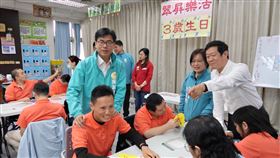 陳其邁劉世芳造訪身障日照補給站行政院副院長陳其邁（立者前左）9日陪同民進黨籍高雄市第3選區立委候選人劉世芳（立者右2）到楠梓區翠屏身障樂活補給站，關切學員學習及活動情形。中央社記者王淑芬攝　109年1月9日