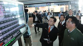 交通部啟動選舉疏運計畫  林佳龍高鐵台中站視察交通部長林佳龍（前右）10日上午前往高鐵台中站，先聆聽台灣鐵路管理局、台灣高鐵與公路總局就疏運措施簡報，接著視察高鐵站內運輸情形。中央社記者蘇木春攝　109年1月10日