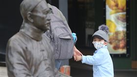 日夜溫差大  民眾注意保暖中央氣象局4日表示，受東北風影響，大台北、基隆北海岸清晨低溫，日夜溫差大，民眾外出注意保暖。中央社記者鄭傑文攝　108年11月4日