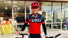 職業鐵人謝昇諺一日北高回家投票。（圖／經紀團隊提供）