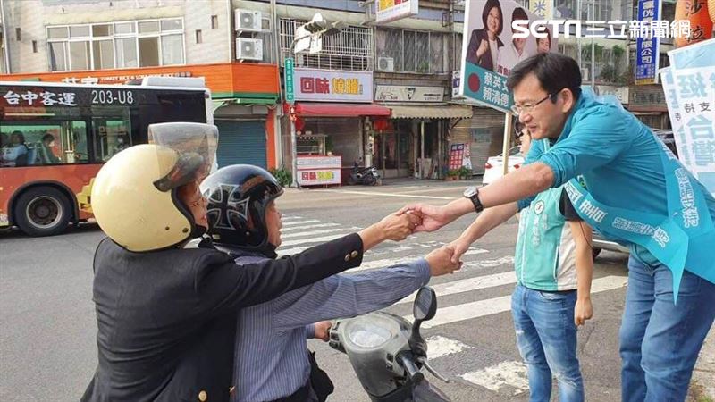 候選人站路口真能催出票？網：有必要