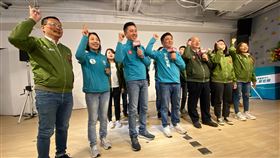 鄭宏輝選前衝刺  籲集中選票支持台灣隊民進黨新竹市立委候選人鄭宏輝（前左4）10日舉行記者會，與新竹市長林智堅（前左3）、民進黨立委柯建銘（前右3）等人一同呼籲選民集中選票，投給「台灣隊」民進黨。中央社記者魯鋼駿攝  109年1月10日