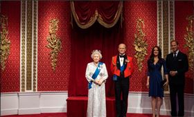 英國倫敦杜莎夫人蠟像館，火速撤掉哈利王子與妻子梅根的蠟像。（圖／翻攝自推特）